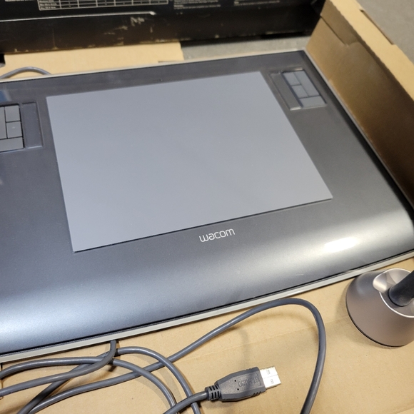Wacom intuos3 9x12 Graphics Pen Tablet W/ Pen And Mouse - Picture 5 of 12